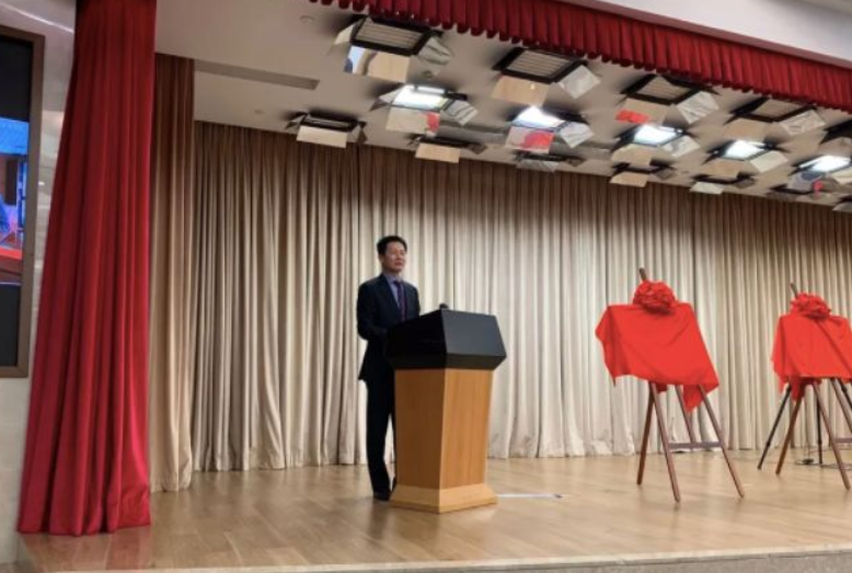 面對(duì)中外嘉賓 上海市副市長(zhǎng)吳清帶頭摘下口罩